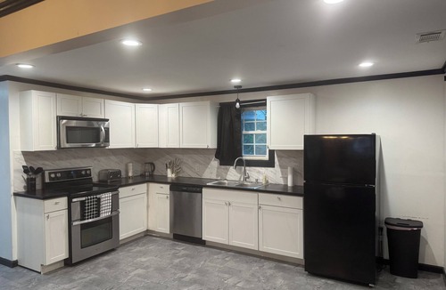 Saint Helena Island House | “Traveler's Paradise” near Beaches