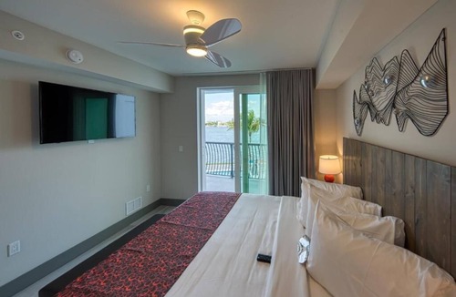 Treasure Island Hotel | Treasure Island Waterfront Retreat – 3 Modern Suites with Kitchen & Balcony
