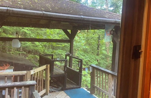 Putnam Station Cottage | Tree House Rustic 4 Bdrm Camp, directly on Lake George in a protected bay