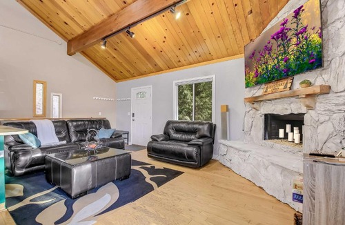 Arrowhead Villas House | Tree-Lined Lake Arrowhead Cabin ~ 1 Mi to Village!