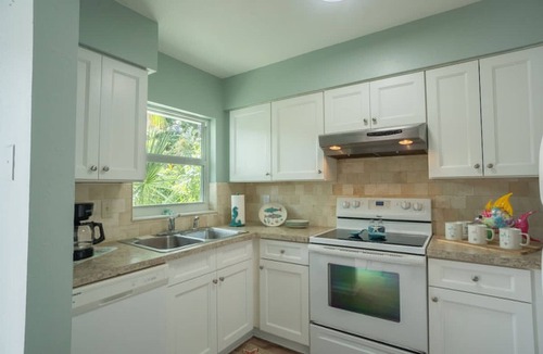 McGregor House | Tropical Mango Grove Stay Whiskey Creek Area