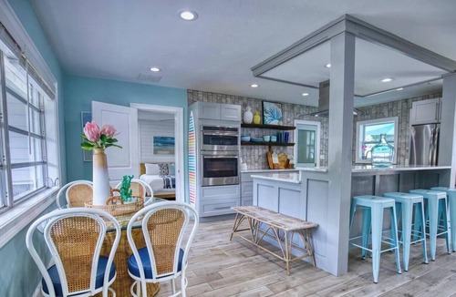 South Sarasota House | Tropical Oasis Heated Pool Hot Tub Near Siesta Key