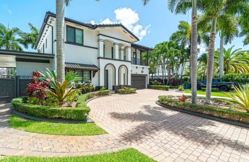 Ludlam House | Tropical Paradise deluxe villa