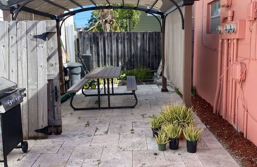 Parker Ridge Apartment | Tropical Retreat - Newly renovated Palm Beach Gem