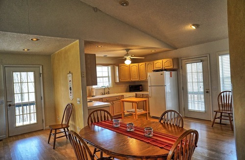 Almond Cottage | Tsali View Cottage-High Speed Wifi - Fire Pit & Mountain View!