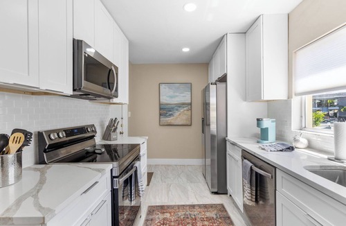 Island Estate Condo | tStylish Waterfront Condo – Canal View, Close to Everything, Far from the Noise