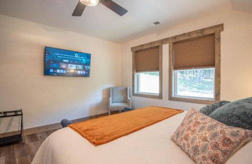 Jefferson House | Tucked away in the woods - minutes to the New River - Acreage to explore!
