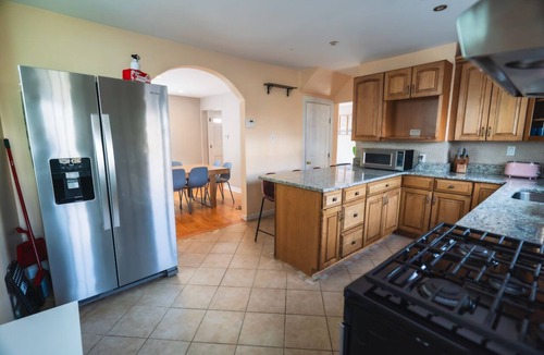 West Somerville House | Tufts 4BD/2BA - 5.MIN to Harvard&Boston/Free Parking/Walk to Subway