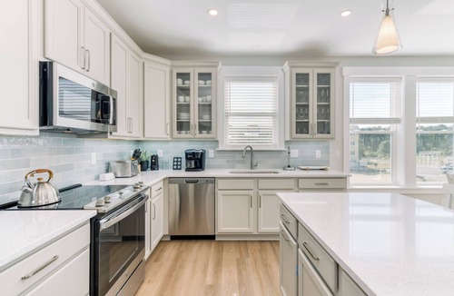 Bermuda Bay Condo | Turquoise Tide - Spacious End Unit, Sound Views & King En Suite
