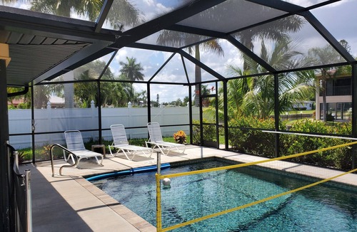 Caloosahatchee House | Twin House shared Volleyball pool 3 King bedrooms, 2 sofa sleepes 8