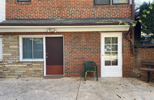 Silver Spring House | Two DB Beds Room, Bathroom, Shower, Fridge, MW, TV, Wifi - 66 night 1st guest.