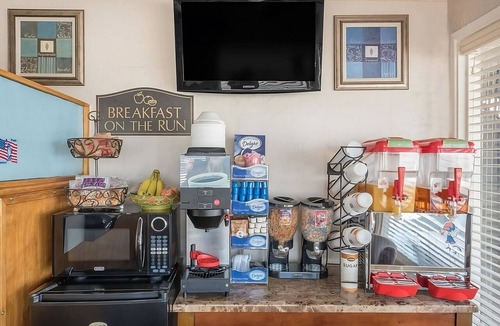 Pecos Hotel | Two Queen Bed Unit | Pets Allowed, Seasonal Outdoor Pool & Parking