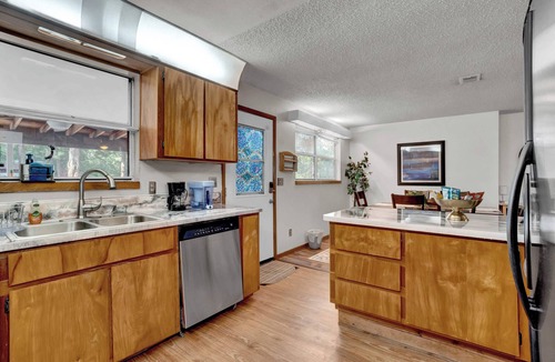 Eustis House | Uhost AI | Sleeps 15 Firepit Game Haven
