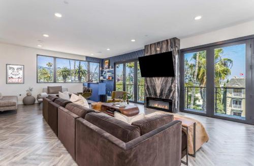 Beverly Grove Apartment | Ultra Luxury 8 Bedroom Condo with Rooftop Jacuzzi