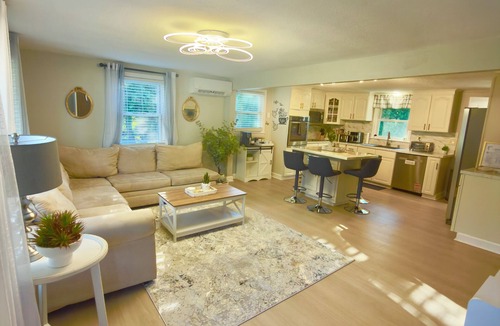 Montville House | Uncasville Getaway “The Lovely Scape Retreat” 5 minutes to the Mohegan Casino.