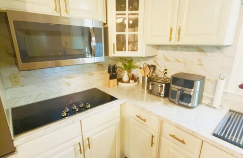 Montville House | Uncasville Getaway “The Lovely Scape Retreat” 5 minutes to the Mohegan Casino.