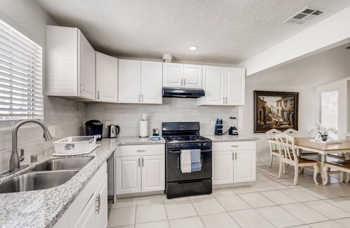 Sunrise Manor House | Unique 4 bedrooms 5 miles from down town Vegas