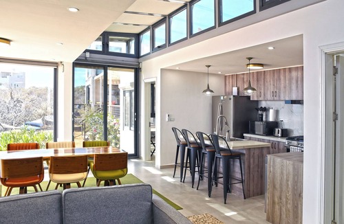 El Sargento House | Unique modern repurposed shipping container home. 250mb+ WiFi with Starlink backup. Lounge in a hammock or day bed on one deck or teak furniture w/firepit on the other. Store gear in a large secure guest locker. Free use of SUPs and beach toys.
