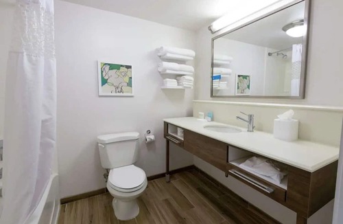 Boca Raton Hotel | Unit with Free Breakfast | Pets are Allowed | Spanish River Athletic Park -0.8mi