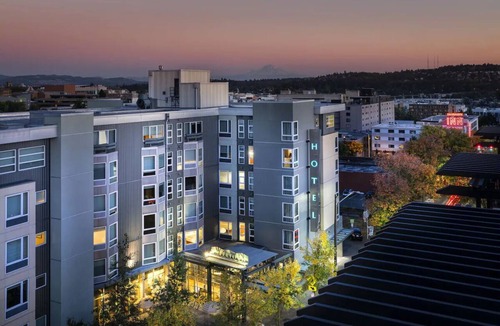University District Hotel | University District Stay | 1 King Bed | Near Roosevelt Way