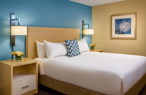 Blue Ash Hotel | Unwinding in Cincinnati! Full Kitchen, Free Breakfast, Pet-friendly Property!