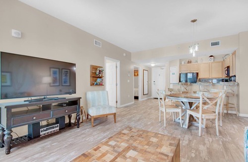 Destin Condo | ⛱️Updated Condo ~ Pool View & Lagoon Pool ~ Palms 2713 ~ Near Beach