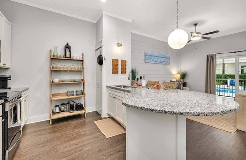 King City Condo | Updated condo with pool & steps to village