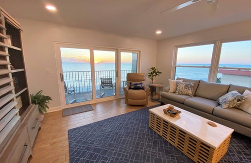Redington Shores Condo | Updated top floor corner unit - on beach with spectacular views
