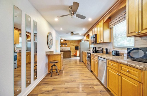 Lake Tansi Condo | Upgraded 3BR, Living Room, Fireplace, Kitchen