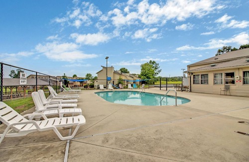 Lake Tansi Condo | Upgraded 3BR, Living Room, Fireplace, Kitchen