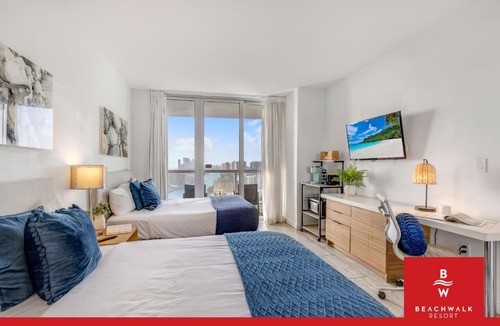 Hallandale Beach Hotel | Upper Studio Getaway Resort-Style Living