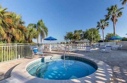 Ruskin House | upscale 4 bedroom waterfront house- Just a short 7 minute walk to beach
