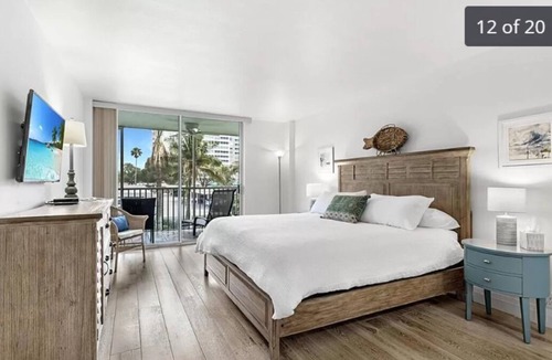 Vanderbilt Beach Condo | Upscale condo steps from gorgeous Vanderbilt beach
