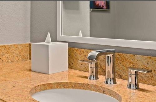 Las Vegas Hotel | Upscale Spacious 1-bdrm hotel suite walkn dist. to Las Vegas Strip, University