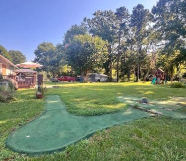 Sunset Road House | Uptown in 6 Mins - Game Deck - Private Acre - Sleeps 10