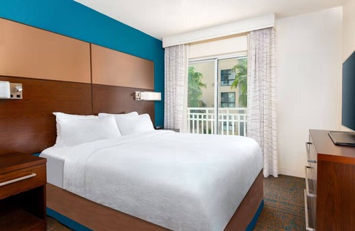 Downtown Tampa Hotel | Urban Oasis: 2BR Suite w/gym, Pool & Breakfast