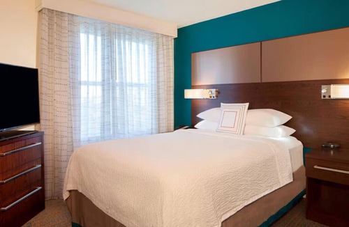 Downtown Tampa Hotel | Urban Oasis: 2BR Suite w/gym, Pool & Breakfast