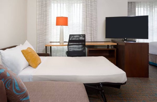 Downtown Tampa Hotel | Urban Oasis: 2BR Suite w/gym, Pool & Breakfast