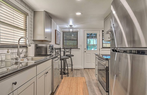Johnson City House | Vacations on Vines - 2BR Home close to JCMC, ETSU, & Downtown JC