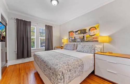 Dilworth House | Vibrant and Cozy 2BR near Uptown with Balcony
