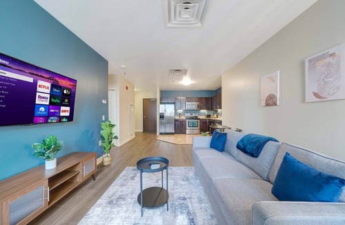 Downtown Pittsburgh Apartment | Vibrant Luxury | PRIME LOCATION | 24/7 Valet Gym Terrace Roku