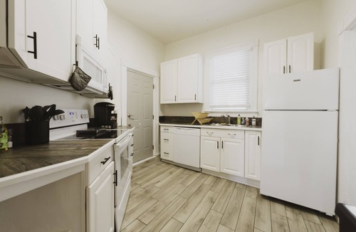 Thomas Square House | Victorian District Duplex ★ 2 APTS & 6 BDRS ★ Just 2 blocks to Forsyth Park!