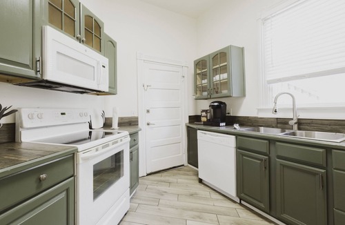 Thomas Square House | Victorian District Duplex ★ 2 APTS & 6 BDRS ★ Just 2 blocks to Forsyth Park!