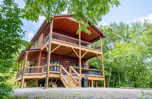 Almond Cabin | Views Over Lake Fontana | Sleeps 16