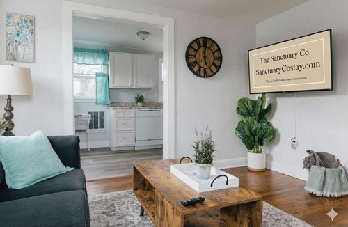 Bristol Apartment | Villa Chic near Downtown Bristol King Bed