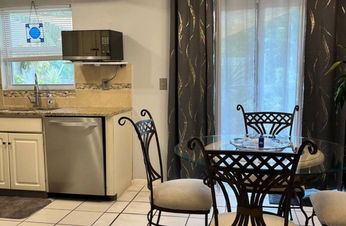Park East Villa | VILLA SIESTA-DOWNTOWN SECRET - HEATED POOL! NEAR BEACHES- GOLFING