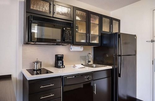 Burlington House | Visit Boston Attractions & Harvard - Pet-friendly Suites with BBQ Facilities!