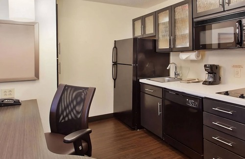 Ashley Oaks Hostel | Visit the Lakeshore Park! Private Kitchen & FREE Parking! Pets Allowed, Gazebo!