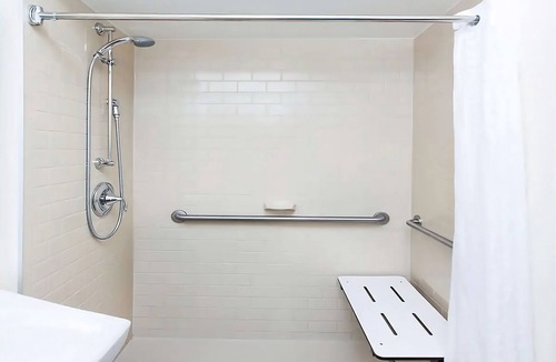 Ashley Oaks Hostel | Visit the Lakeshore Park! Private Kitchen & FREE Parking! Pets Allowed, Gazebo!