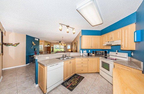 St. Petersburg Condo | Vista Verde W 'TropiCool'.Enjoy & Escape